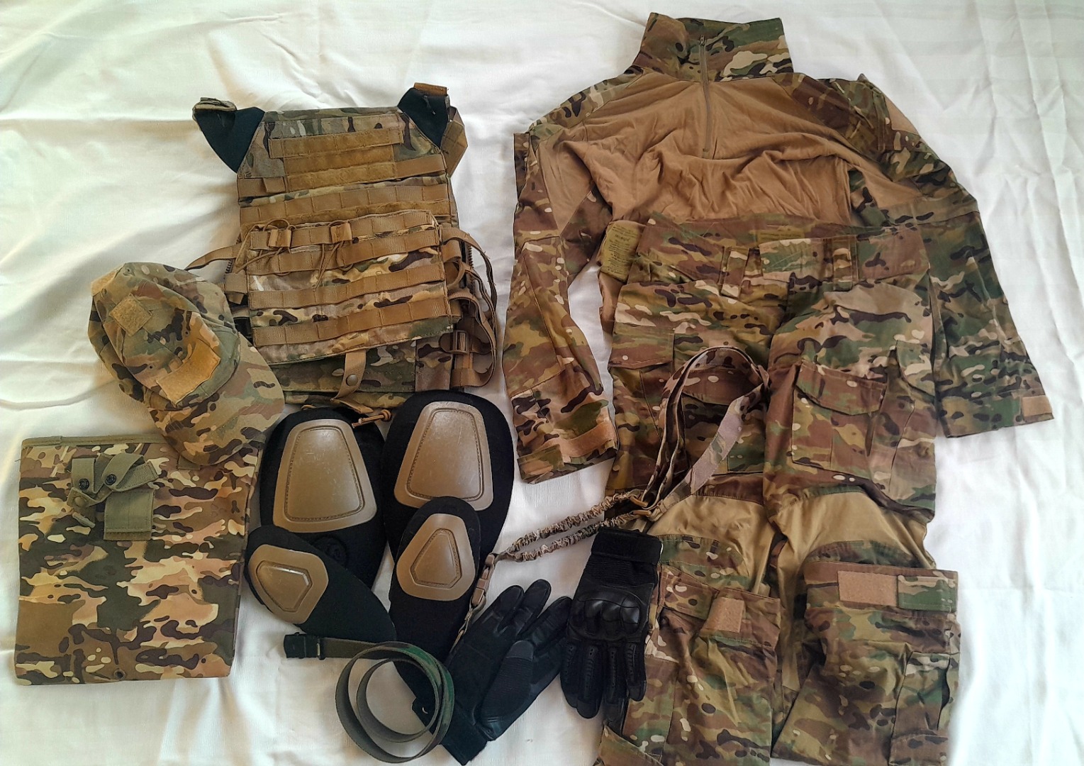 Výbava na airsoft uniforma i vesta  a rukavice a sumky... pás na zbraň