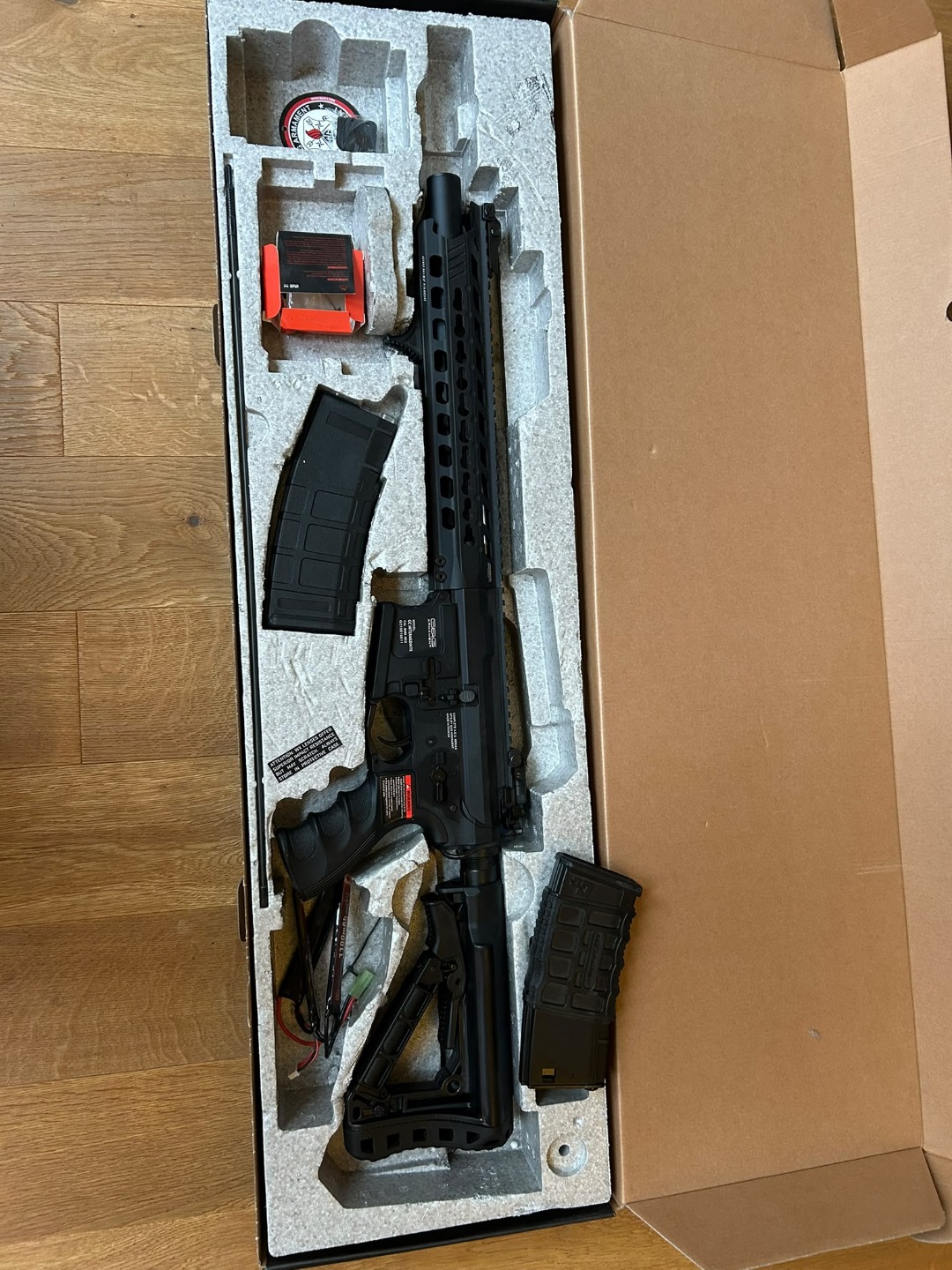 Kompletní airsoft set: G&G GC16 Predator + nasvěcovák + optika + výstroj (Původně 18 141 Kč)