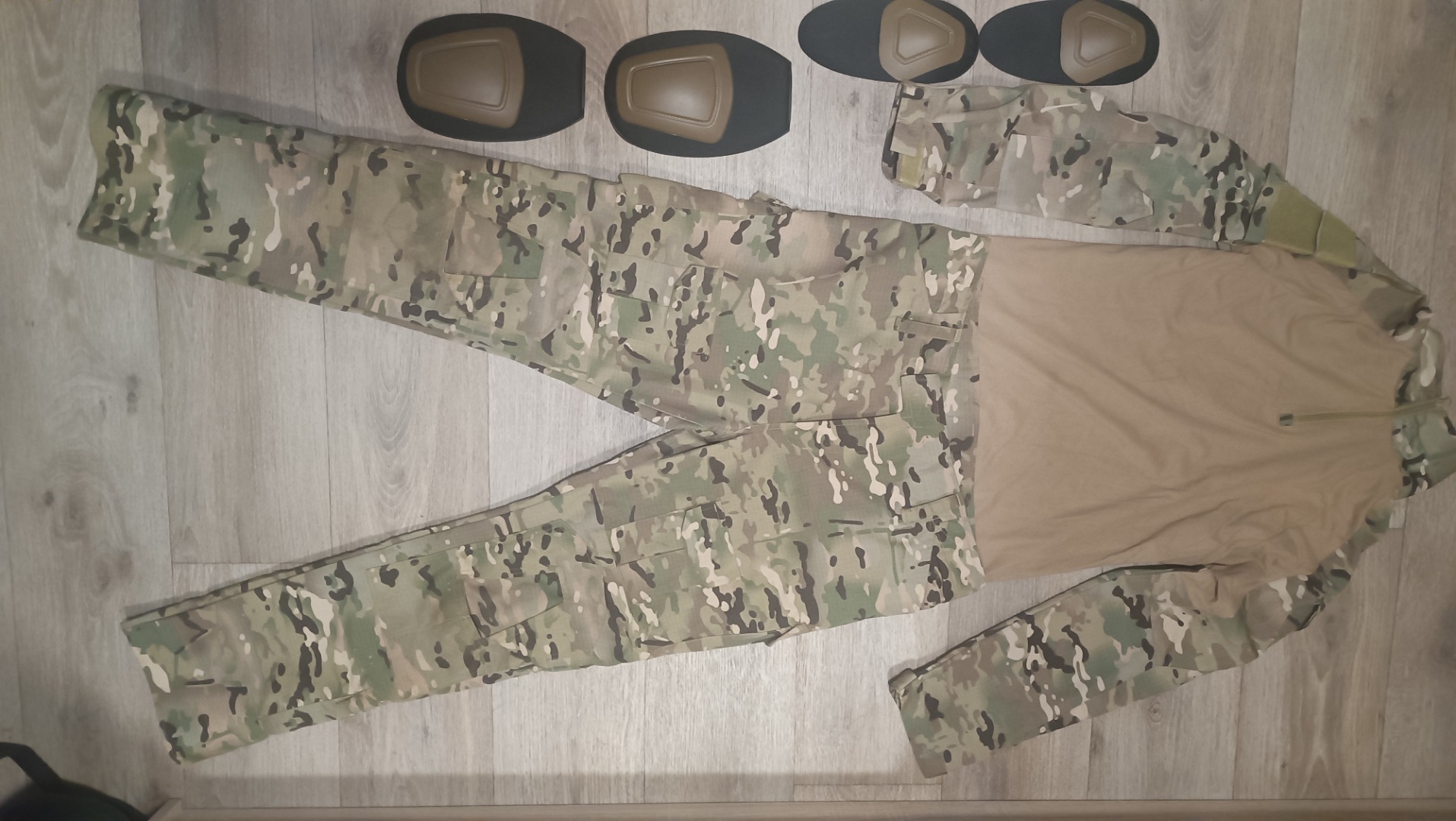 Bojová uniforma s chrániči - Multicam