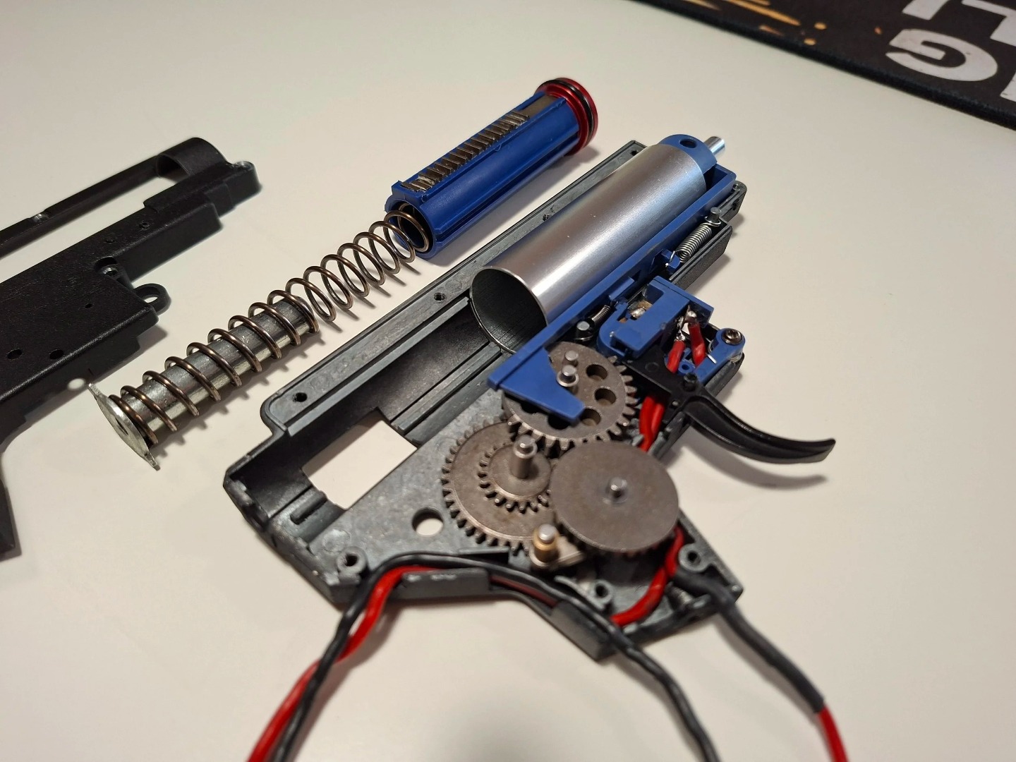 Mechabox V2 pro M4/16 s M130 - kabely do pažby - upgrade vzduchotechniky, vypodložená kola, správně promazaný
